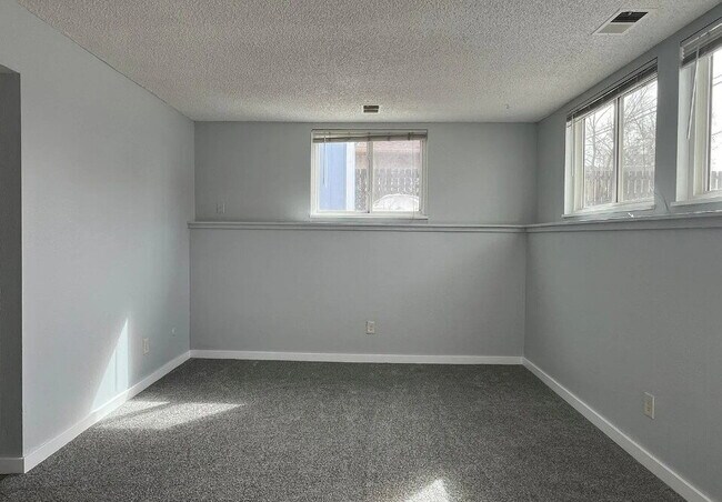 Building Photo - Beautiful 2-Bedroom Gem with Spacious Layout in Denver's Heart – 950 Sq Ft of Comfort!