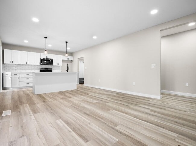 Building Photo - Beautiful remodeled home in Bolivar with fenced in yard -3 bedrooms, 2.5 baths and a detached 1 c...