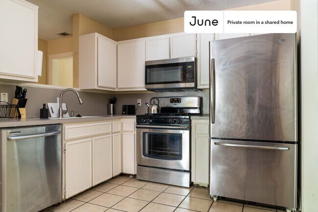 Building Photo - Room in Shared 3 bed/2 bath home