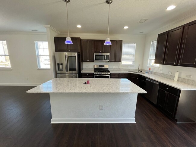 Building Photo - 4 Bedroom, 3.5 Bath Condo in Coveted Spenc...