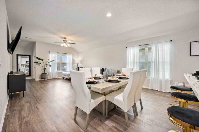 Building Photo - 10527 Meadow Saffron Dr