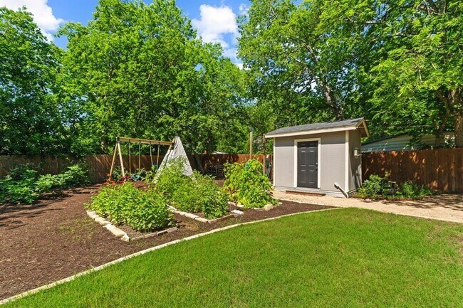 Building Photo - 3207 Carol Ann Dr