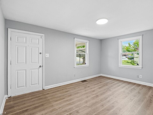 Building Photo - 4 Bedroom/1 Bathroom Home with Fenced Yard Available in SE Roanoke!