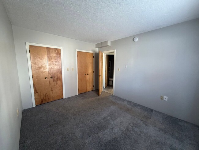 Building Photo - 10 Thompson St