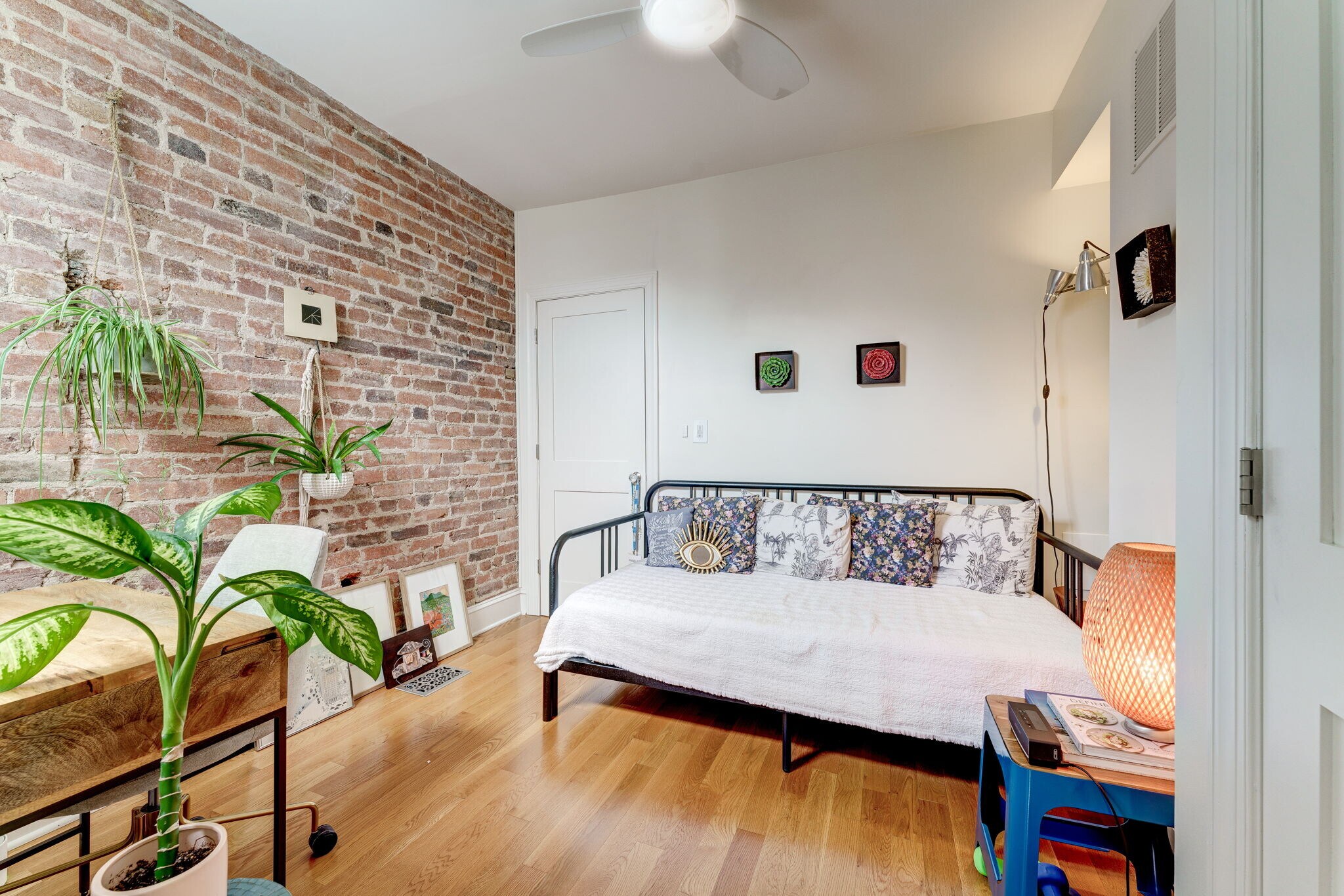 Queen-sized 2nd bedroom with exposed brick wall! - 602 14th Pl NE
