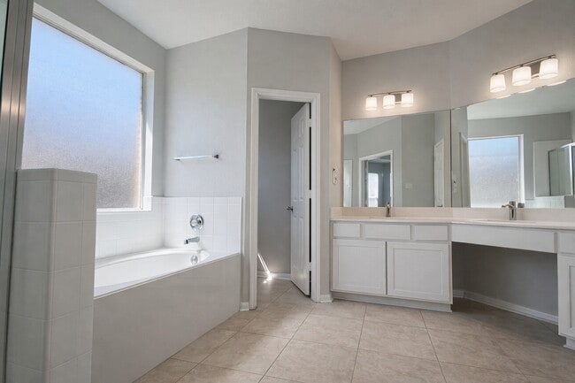 Building Photo - 3922 Coral Shadows Dr