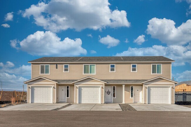 Building Photo - Modern townhome available June 1st!