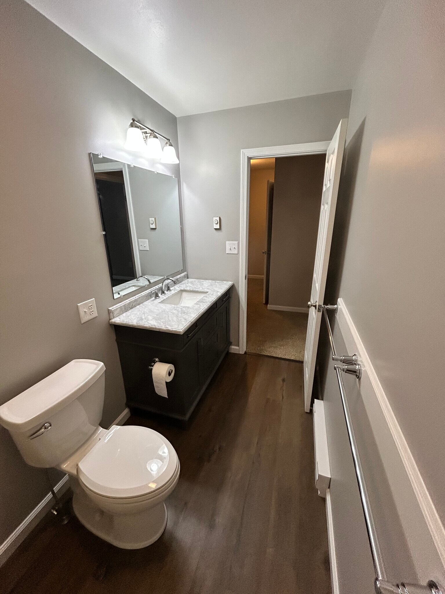 2nd Floor Full Bathroom - 556 Becker St