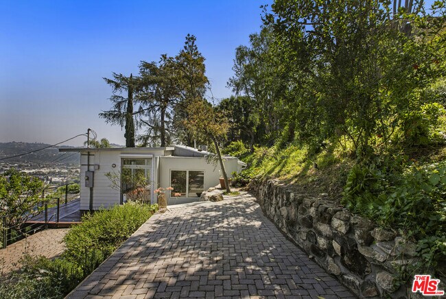 Building Photo - 631 Cross Ave