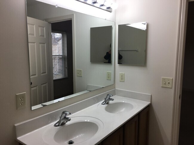 Building Photo - 2715 Rinaldi Dr