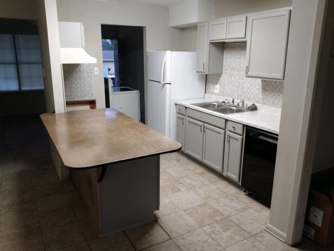 Building Photo - 1212 Henson