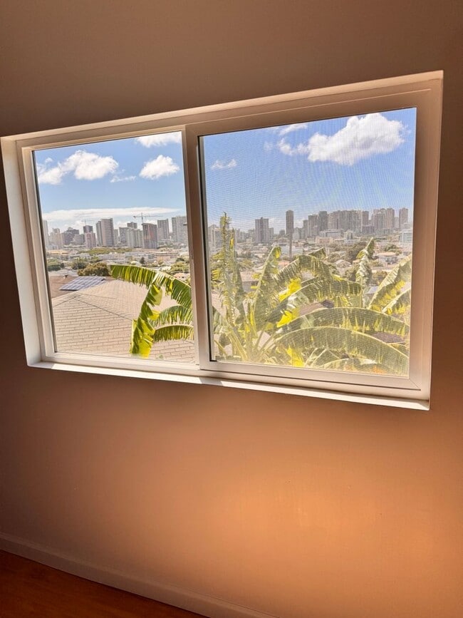 Building Photo - 2 Unfurnished Studios in Manoa Available!