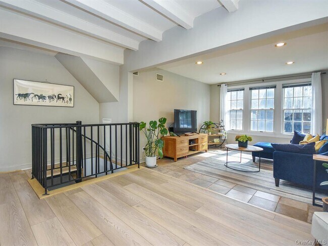 Building Photo - 20 Oldwood Rd S