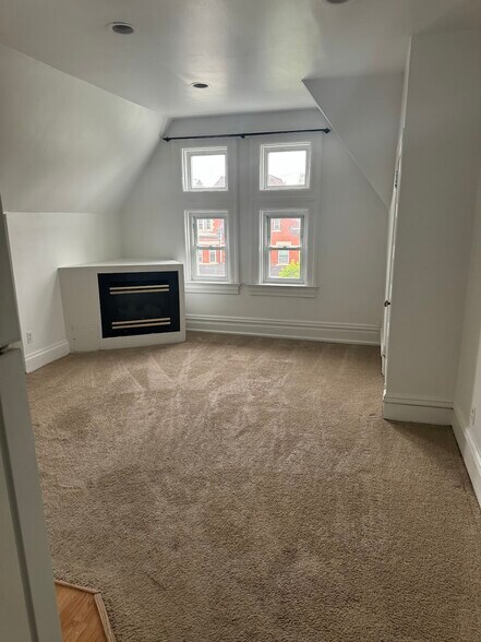 Building Photo - 370 S Negley Ave