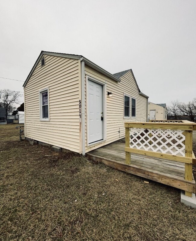 Building Photo - Studio Cottage For Rent ON W Erie - Huge Y...