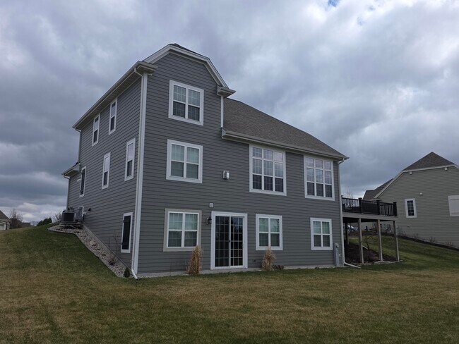 Building Photo - W239N3777 River Birch Ct