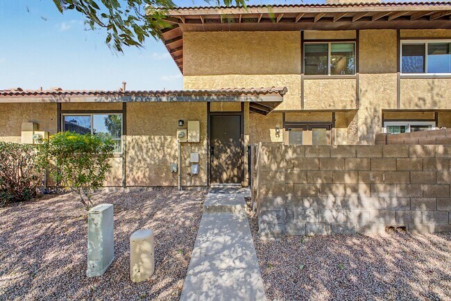 Building Photo - Remodeled 3BR End Unit Townhome in South Tempe | Private Yard + Covered Parking