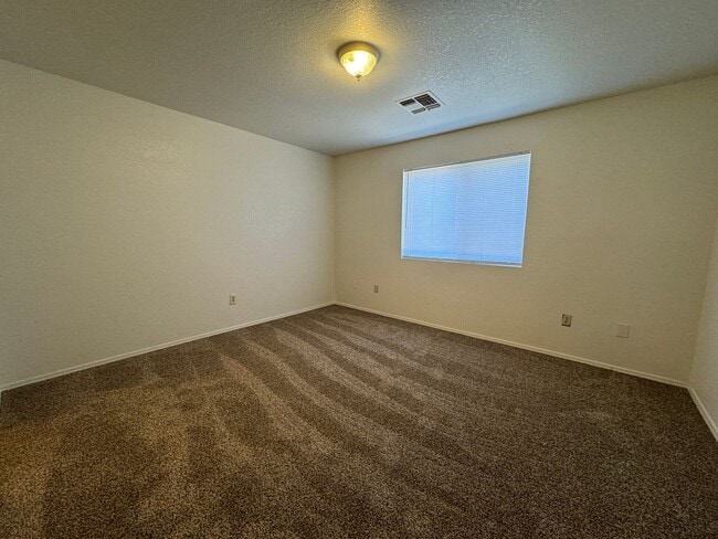 Building Photo - 3BR Duplex with gated yard and Garage