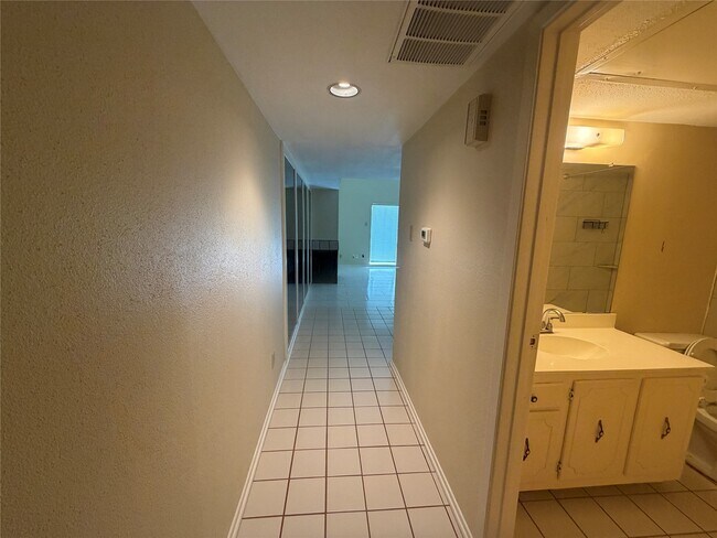 Building Photo - 14777 Wunderlich Dr