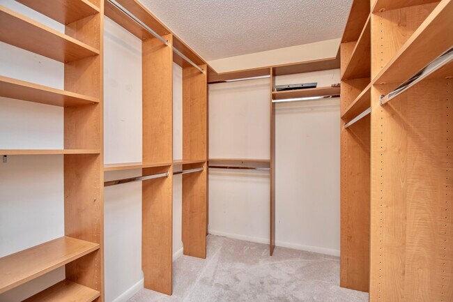 Building Photo - 2030 Ainslie Dr