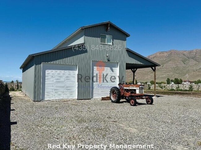 Primary Photo - Adobe Rock Dr. Fully Furnished