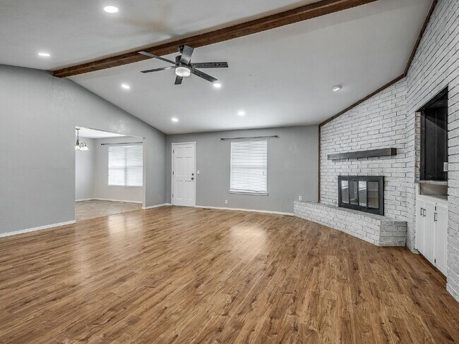 Building Photo - Updated 4-Bedroom Home with Spacious Layou...