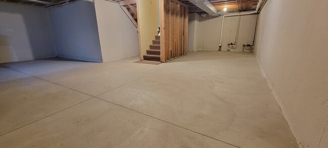 Building Photo - 3253 E 11 Mile Rd