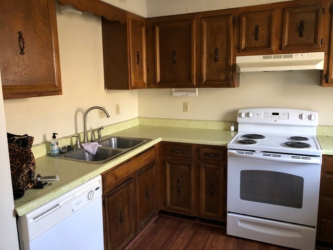 Building Photo - 3 Bedroom Townhome on Quite side of East C...