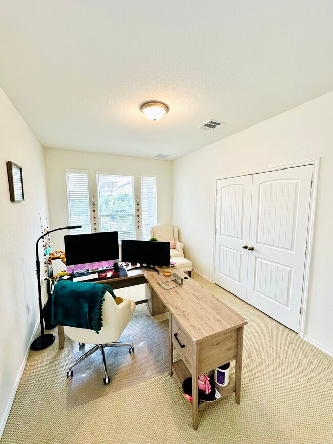 Building Photo - 524 Ayinger Ln