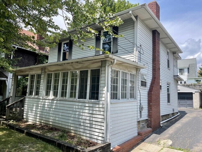 Building Photo - 825 Elmore Ave