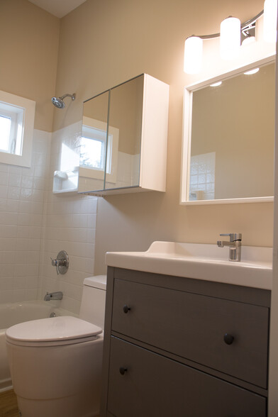 The cozy bathroom. - 5239 NE Mason St