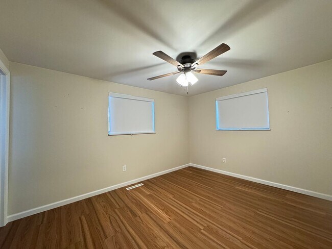 Building Photo - Cute 3 Bedroom house in Windsor