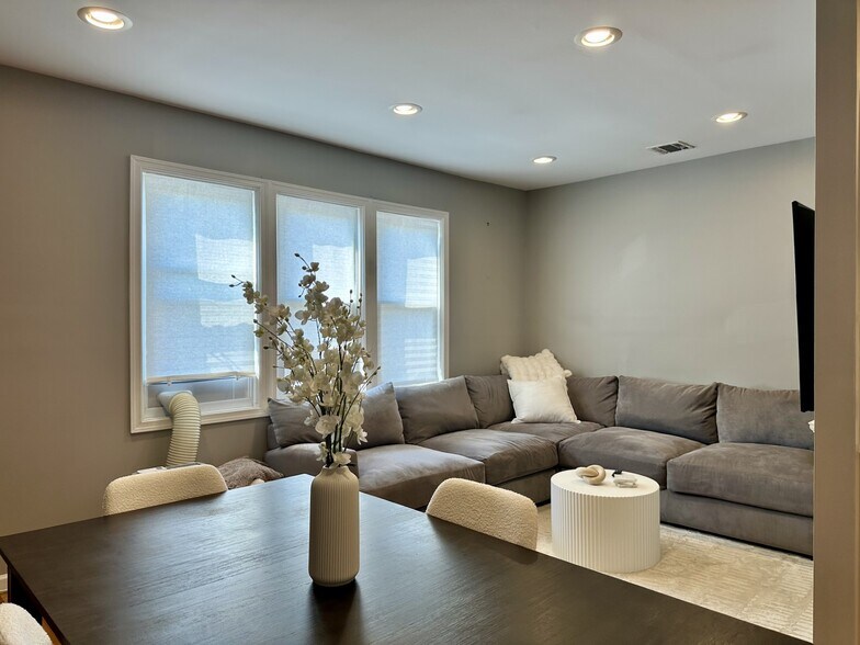 Building Photo - 66 King St