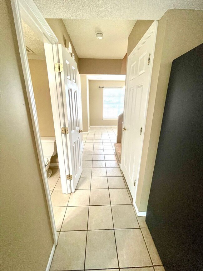 Building Photo - Spacious 3 Bedroom Home in South Columbia