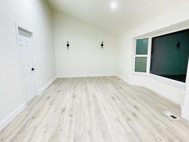 Building Photo - 407 Index Pl NE