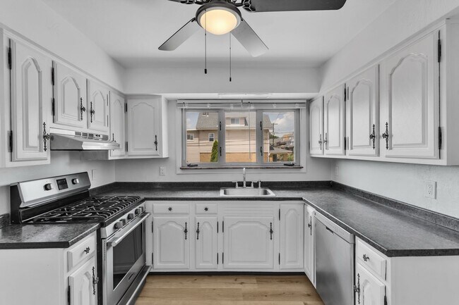 Building Photo - Newly Updated 3BR Home with Off-Street Parking - Pet Friendly!
