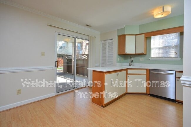 Building Photo - 425 Summerwalk Cir