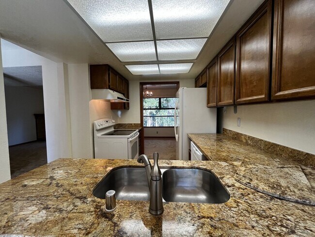 Building Photo - Charming Santa Cruz Townhouse: 3 Beds, 2.5...