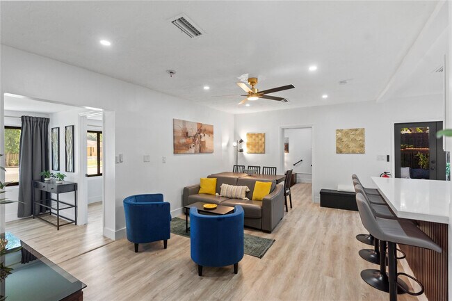 Building Photo - 719 NE 36th St