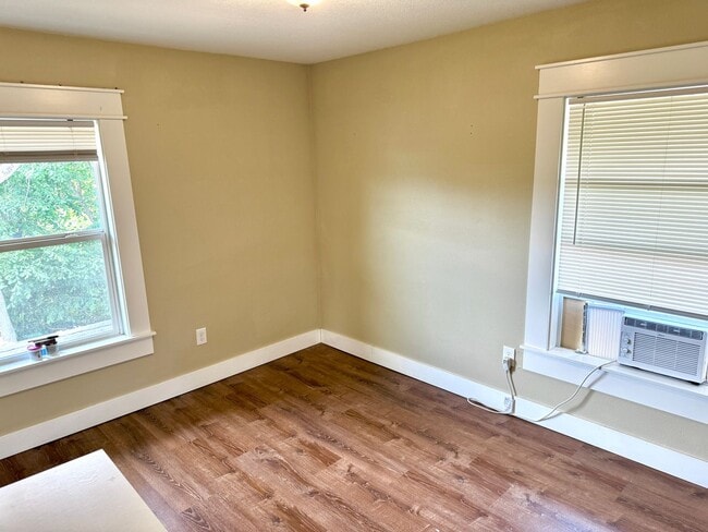 Building Photo - Portsmouth Neighborhood Updated 3-Story Ho...