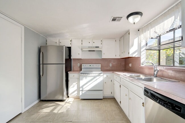 Building Photo - Cozy 2x1.5 Apartment in Oklahoma City loca...