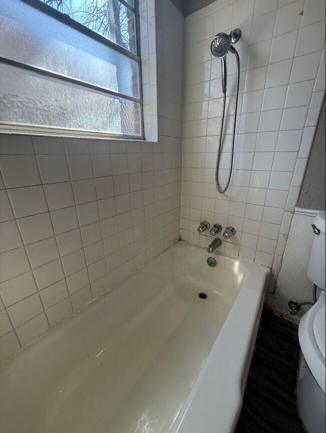 Building Photo - Charming 5 Bedroom House