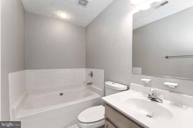 Building Photo - 16116 Edenwood Dr