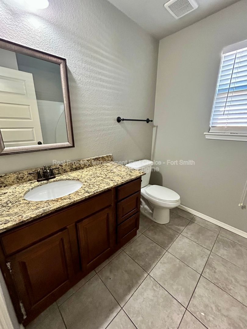 Building Photo - 423 Ridge Point Dr