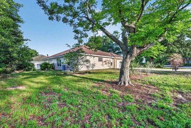 Building Photo - Available NOW - 3/2 Split Plan Home in Eustis with large Florida Rm!