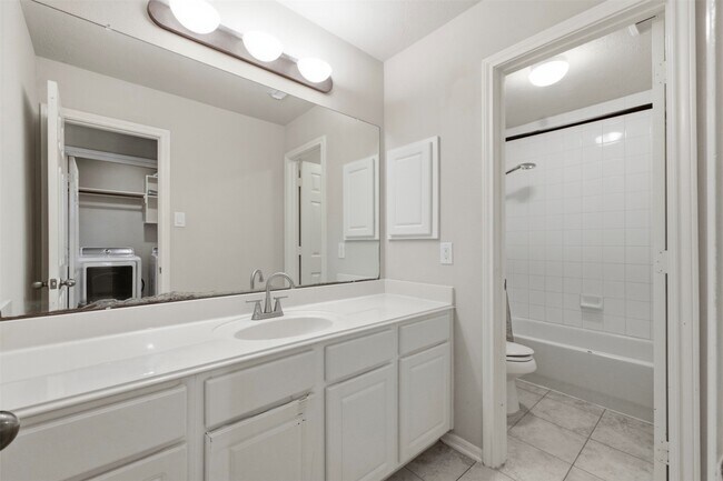 Building Photo - 21811 Honeysuckle Grove Ln