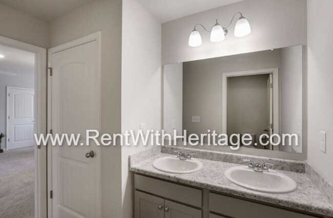 Building Photo - Custom DR Horton Home in Popular Overlook at Camp Creek/ Attention to Detail / Fantastic Location