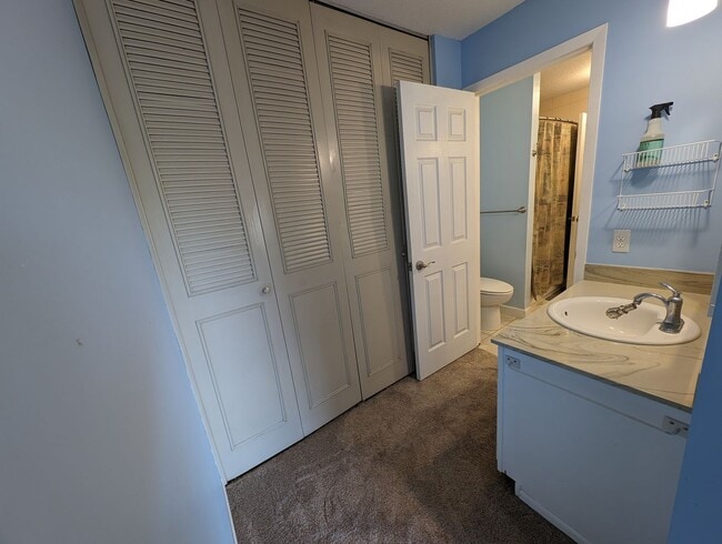 Building Photo - Updated 2bd/1ba Condo w/ Pool & Heated Par...