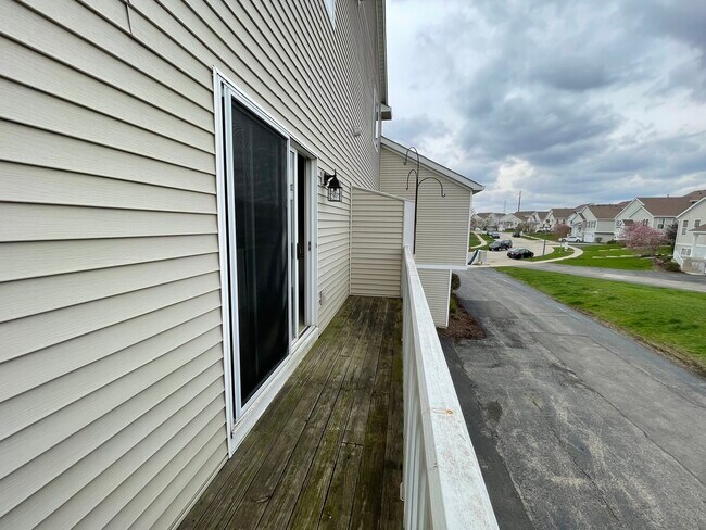 Building Photo - 1624 Fieldstone Dr N