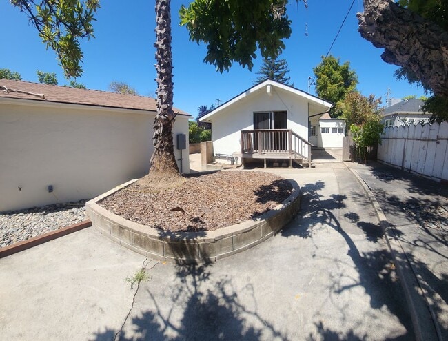 Building Photo - 7 Bedroom 3 bath home close to POLY!!!!